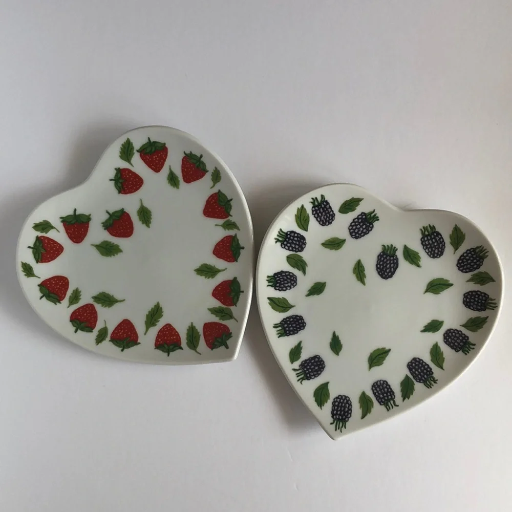 Williams Sonoma Heart Shaped Strawberry And Blackberry Dessert Plates